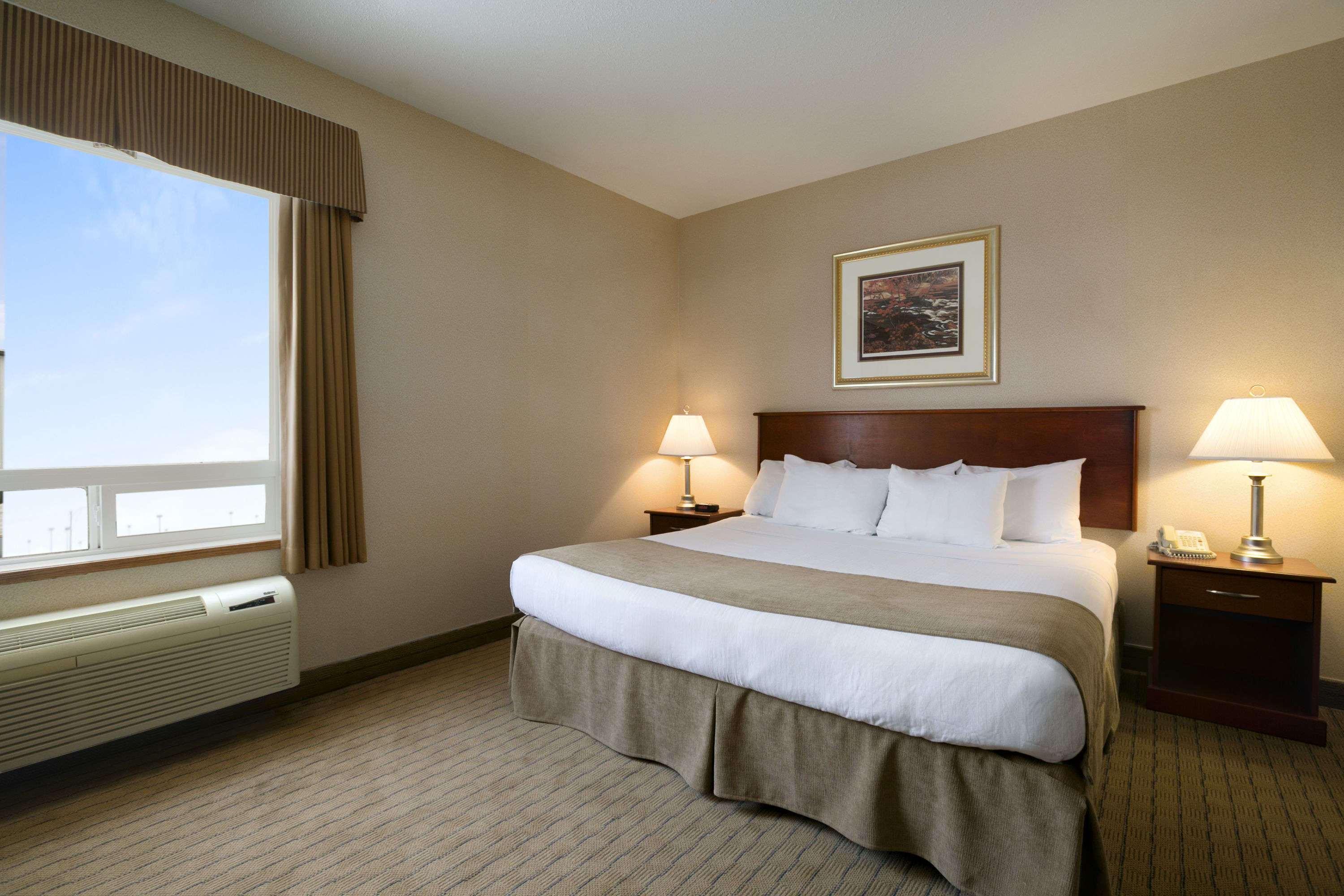 Days Inn By Wyndham Moose Jaw Bagian luar foto