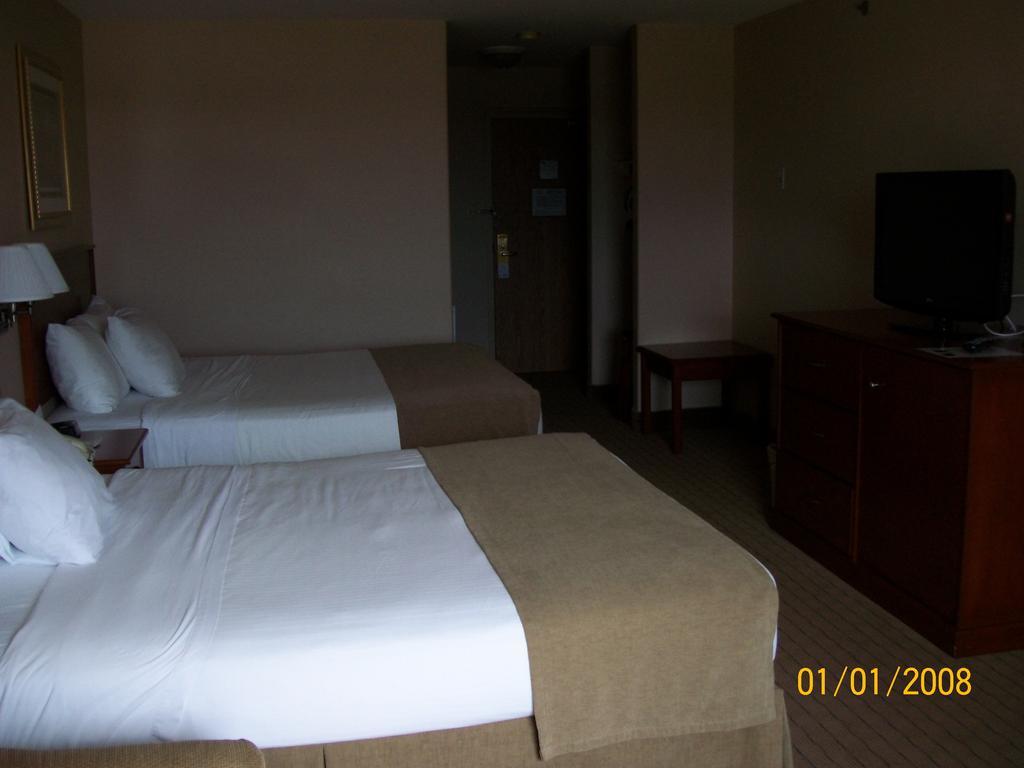 Days Inn By Wyndham Moose Jaw Bagian luar foto