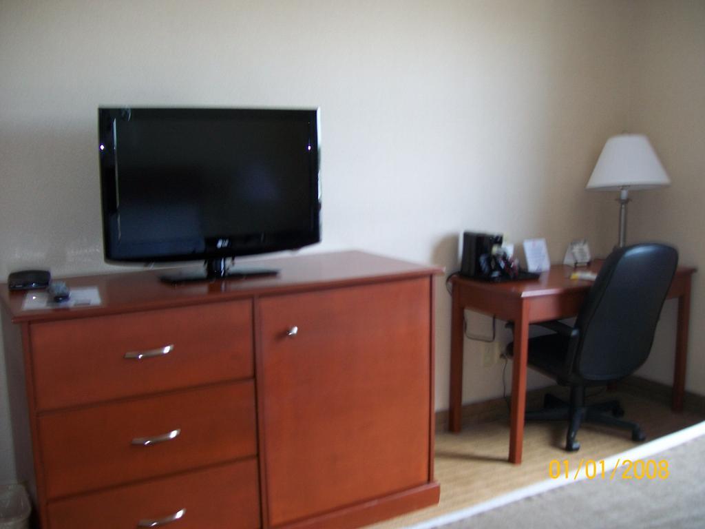 Days Inn By Wyndham Moose Jaw Bagian luar foto