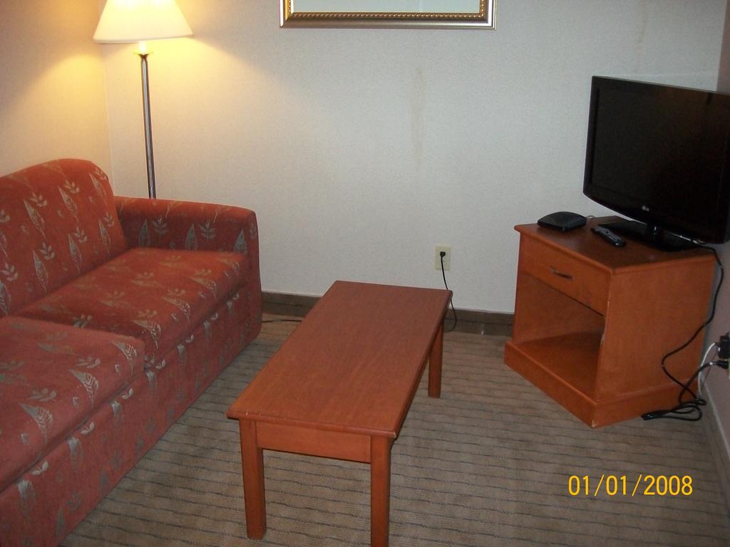 Days Inn By Wyndham Moose Jaw Bagian luar foto